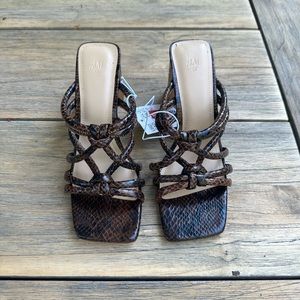 H&M: lizard look-playroom sandals